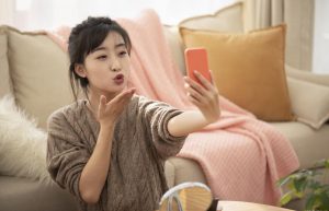 跟大家讲一下怎么做拼多多直播，一招让你引爆店铺免费流量